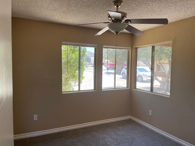 Building Photo - Fresh Paint and New Carpet with Sky Harbor...