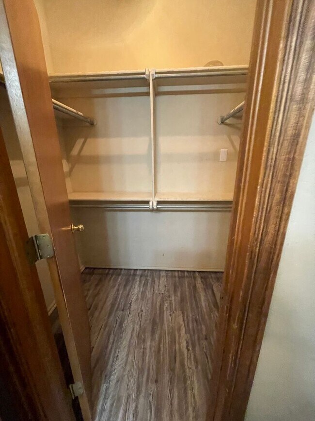 Building Photo - Three Bedroom in Norman with new hardwood ...