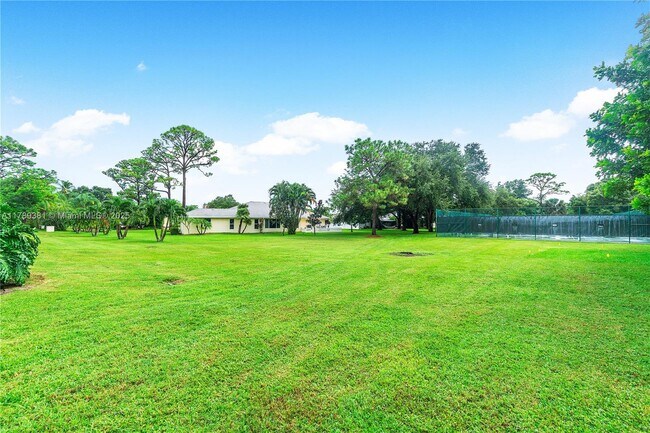 Building Photo - 18081 SE Country Club Dr