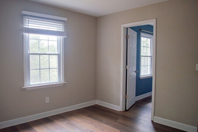 Building Photo - 1930 Oak Ridge Ct