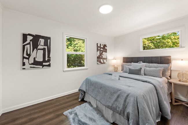 Building Photo - Peaceful Lakefront Living in Kirkland