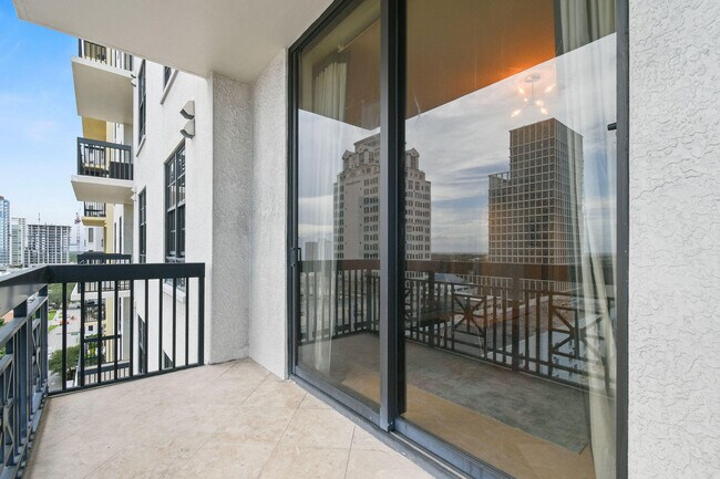 Building Photo - 701 S Olive Ave