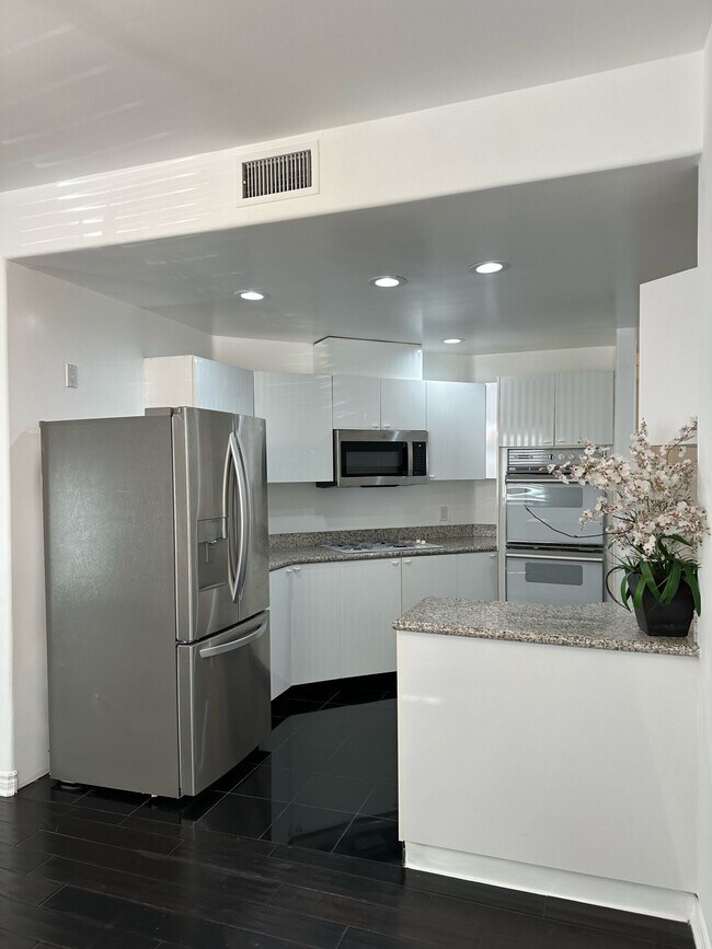 Building Photo - 435 Arnaz Dr