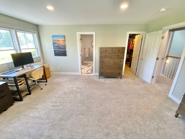 Building Photo - 3 Bedroom Home South Burlington Available ...