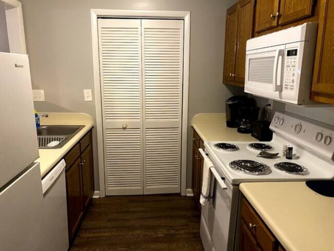 Building Photo - 4935-4937 7 Pine Cir