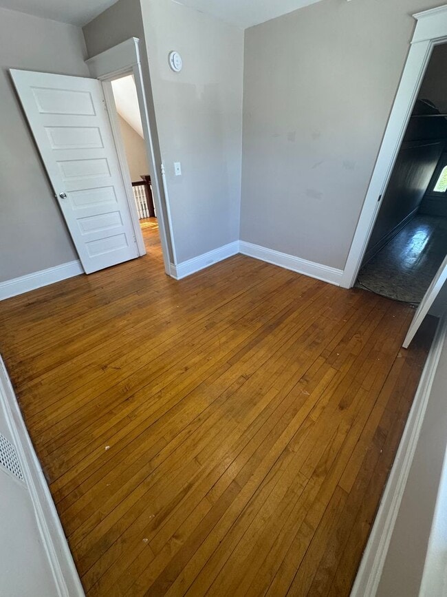 Building Photo - Beautiful 3 Bedroom 1.5 Bathroom Historic ...