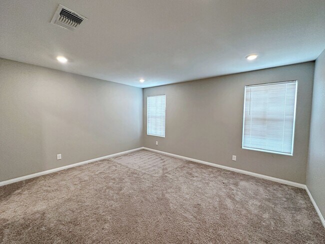 Building Photo - 4 BEDROOM + LOFT HOME IN GATED COMMUNITY
