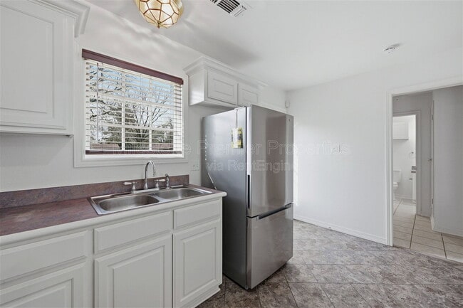 Building Photo - 2418 Loy Lake Rd