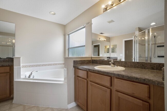 Building Photo - Spacious 4/3 House With 3-Car Garage In Th...