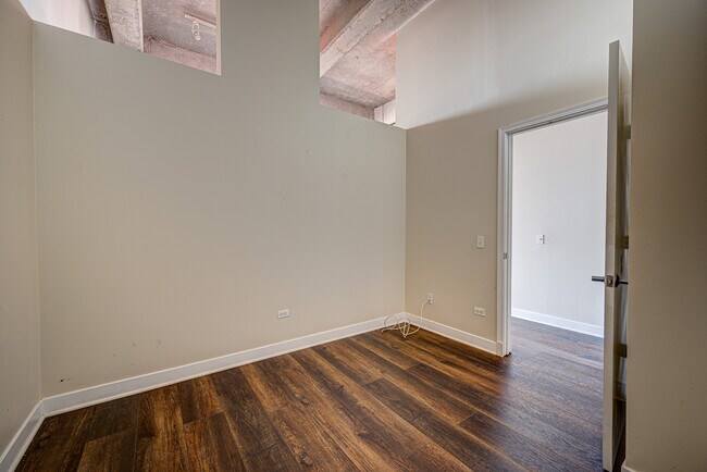 Building Photo - 320 E 21st St