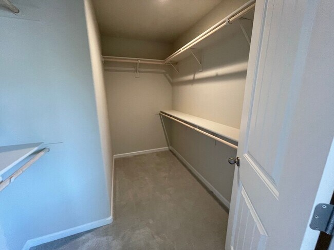 Building Photo - Newer Florsheim Home