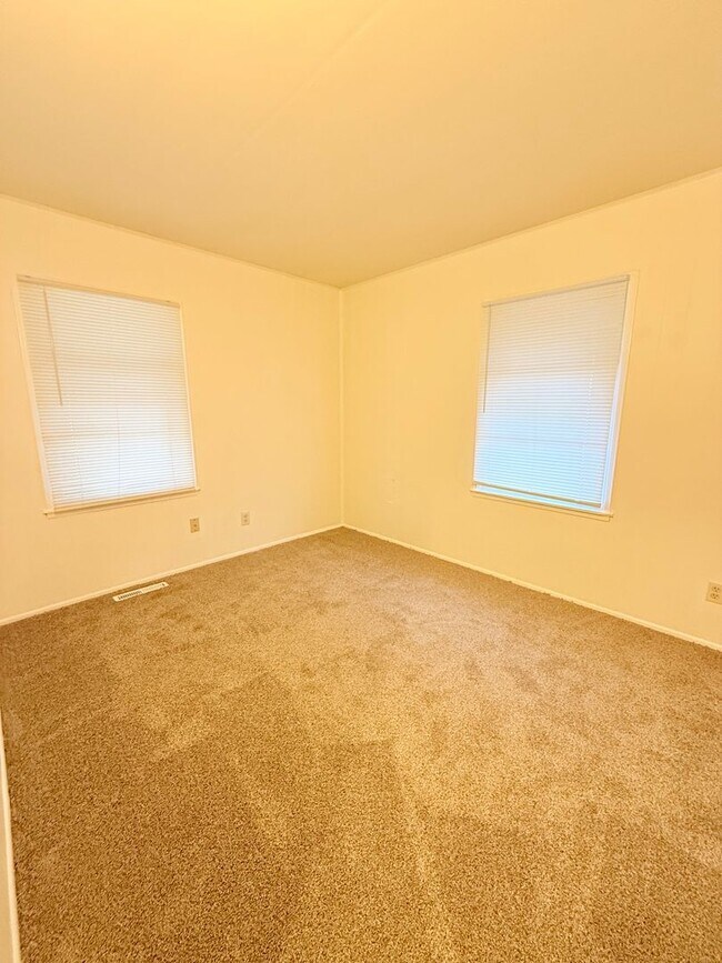 Building Photo - 705 N Eisenhower Dr