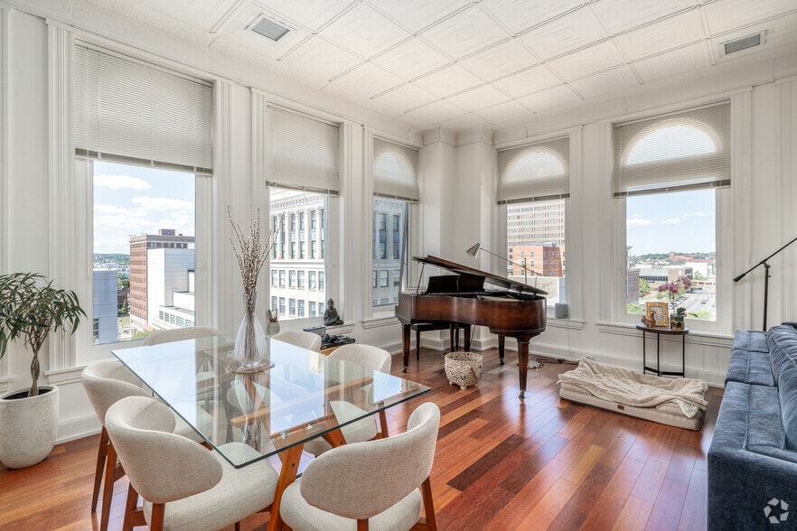 Primary Photo - Deys Plaza Apartments