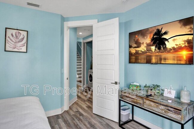 Building Photo - 514 2nd St S