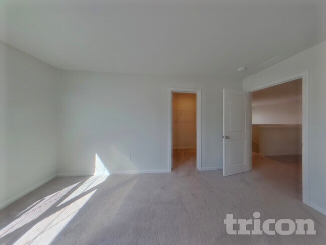 Building Photo - 14 Chalet Ct