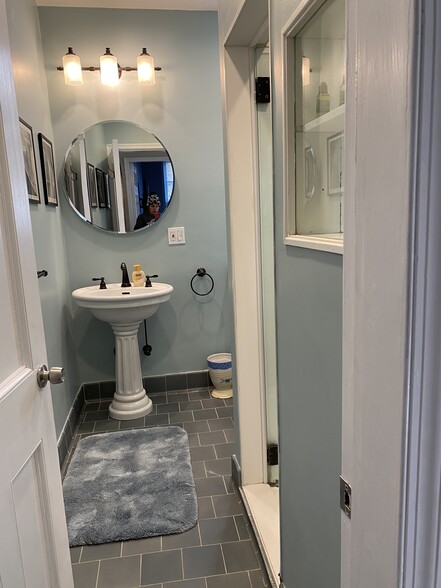 Luxurious bathroom - 346 Bushkill St