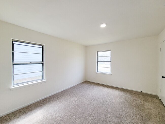 Building Photo - This beautifully remodeled 3-bedroom, 2-bathroom home in the heart of Lake Jackson, Texas, offers...