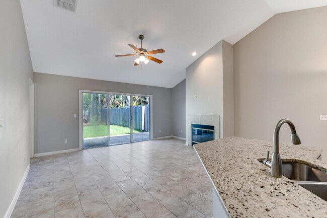 Building Photo - "Spacious 3-Bedroom Home with 2 Full Baths in the Heart of Palm Coast!"