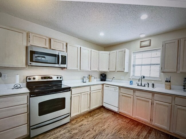 Building Photo - Country style living on the hill but withi...