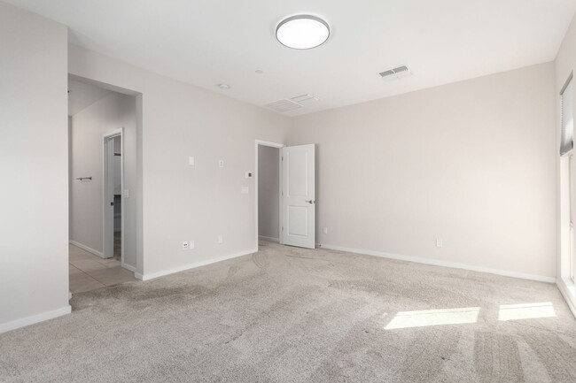 Building Photo - Modern and Spacious Townhome in the Mosaic...