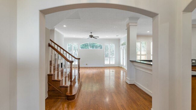 Building Photo - 14918 Plantation Oak Dr