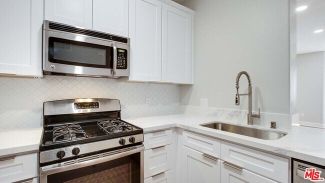 Primary Photo - 5557 W 6th St