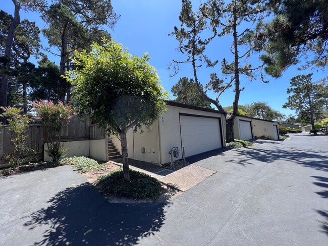 Building Photo - Fully-furnished Sleek 2-bedroom, 2-bathroo...