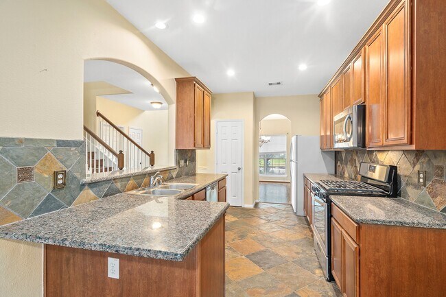 Building Photo - 10003 Lynette Falls Dr