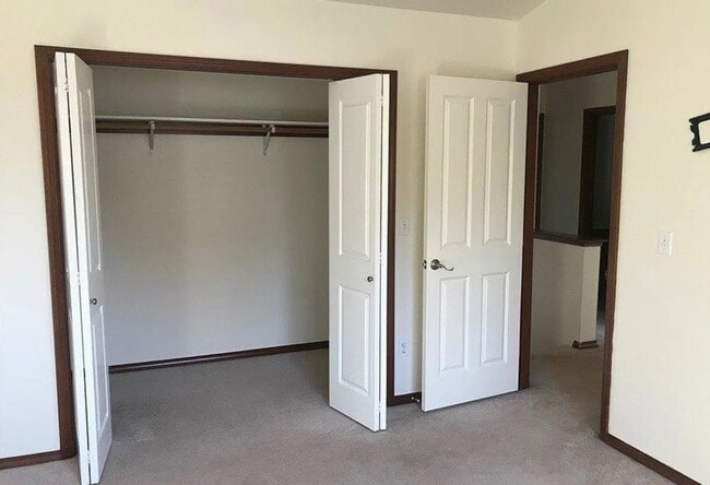 Building Photo - Burlington 3 Bed 2.5 Bath