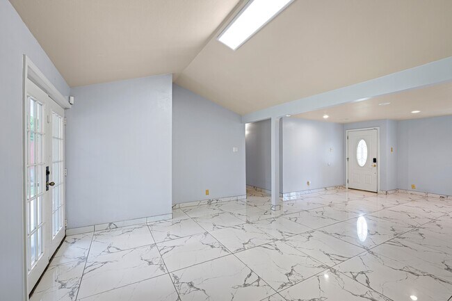 Building Photo - 5718 Greencraig Dr