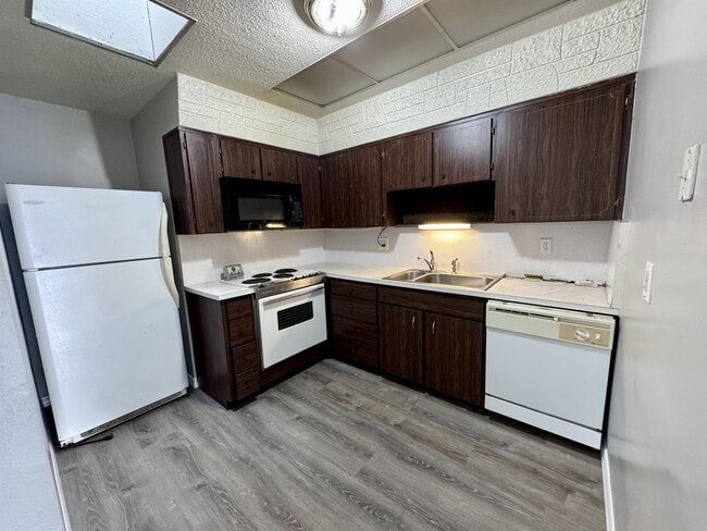 Building Photo - 2241 Granada Dr