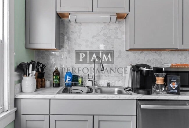 Building Photo - 2872 S Linebarger Terrace