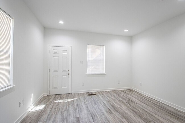 Building Photo - 215 S Park St