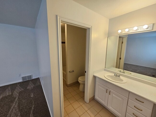 Building Photo - Spacious 3 Bd 2.5 Bath Townhouse in Bountiful
