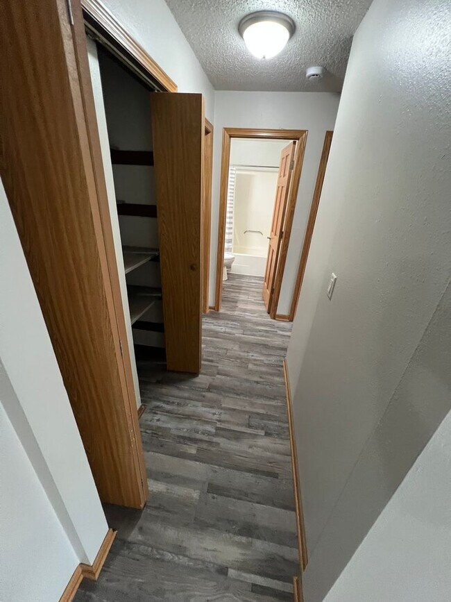 Building Photo - Garden-level 3 bedroom unit close to Sawyer Elementary