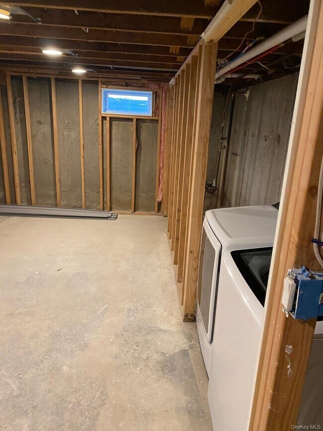 Building Photo - 36 Oneida Ave