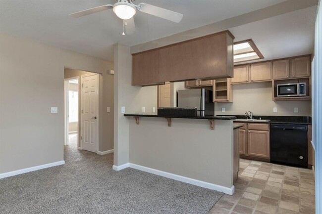 Building Photo - Modesto 2 Bedroom 2 Bath Condo "Parkview V...