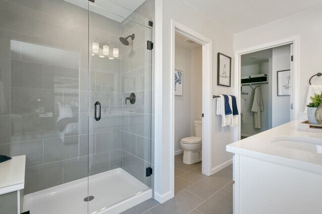 Building Photo - Newer 4 bed Townhome at The Commons at Vic...