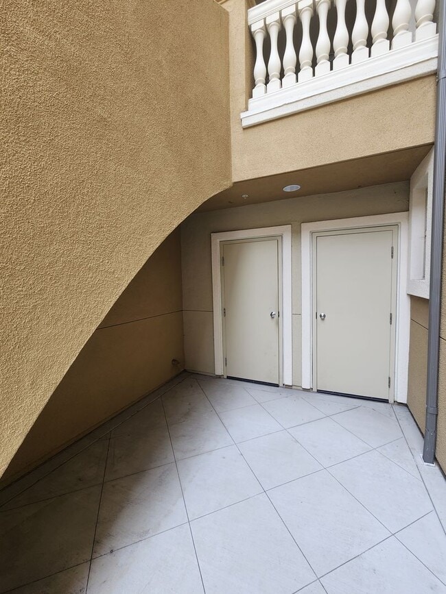 Building Photo - Gorgeous two bedroom home with 2.5 bathroo...