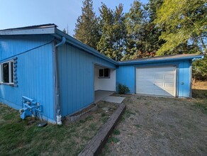 Building Photo - Large, Remodeled 2 Bedroom Duplex Unit on ...