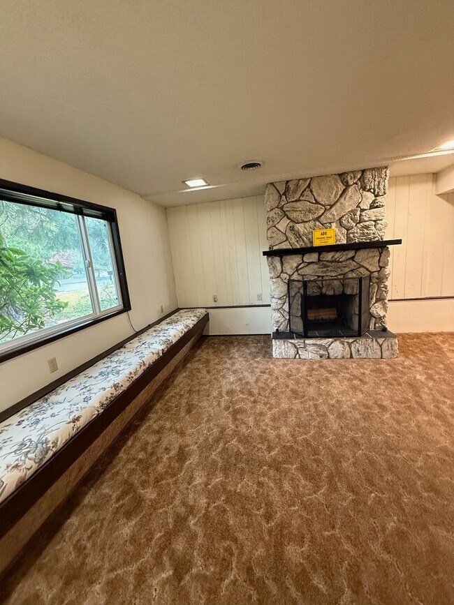 Building Photo - Gorgeous 4 bedroom home on corner lot in B...