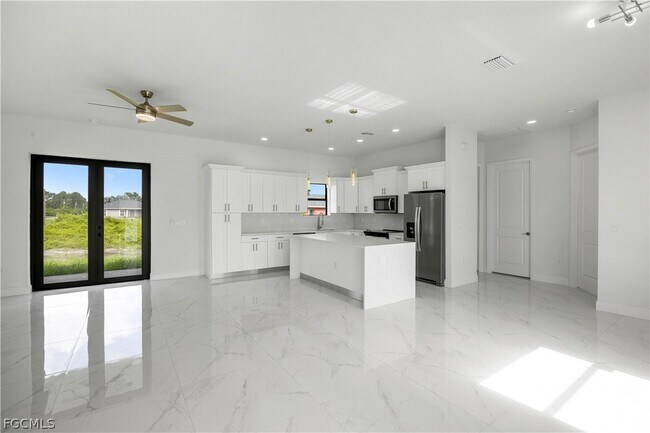 Building Photo - 744 Oakridge Ave S