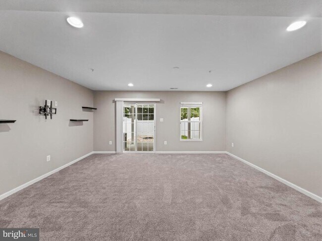 Building Photo - 7425 Willow View Ln