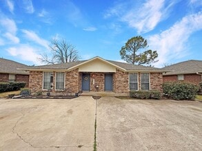 Building Photo - 2-Bedroom Duplex with Private Yard Near Shopping & Dining