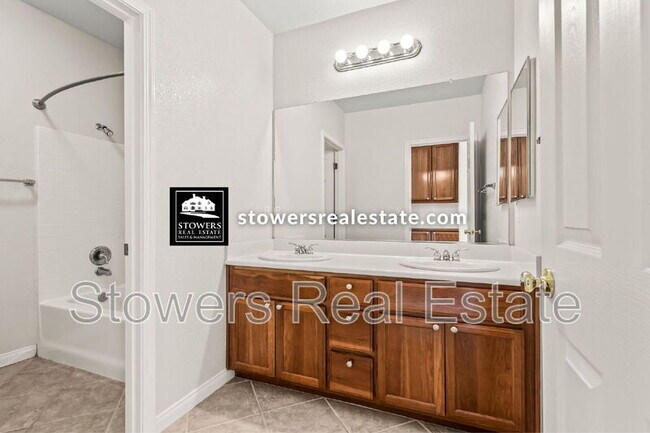 Building Photo - 1570 Eastlake Cir