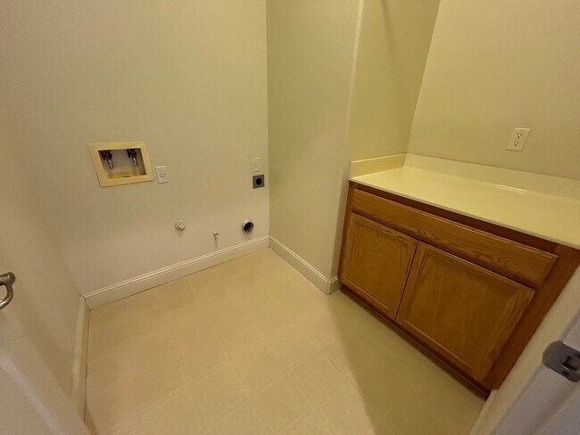 Building Photo - Nice Oakdale home on corner lot