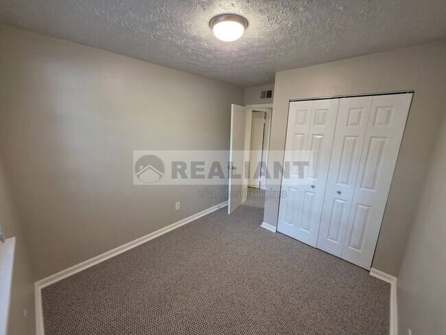 Building Photo - 364 E Tiverton Way