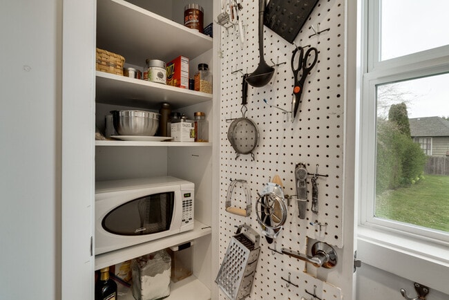 Building Photo - 5005 NE Mason Ct