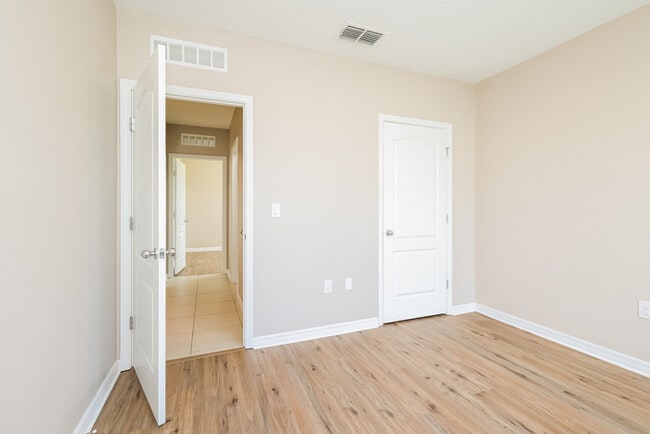 Building Photo - 484 Aberdeen Dr