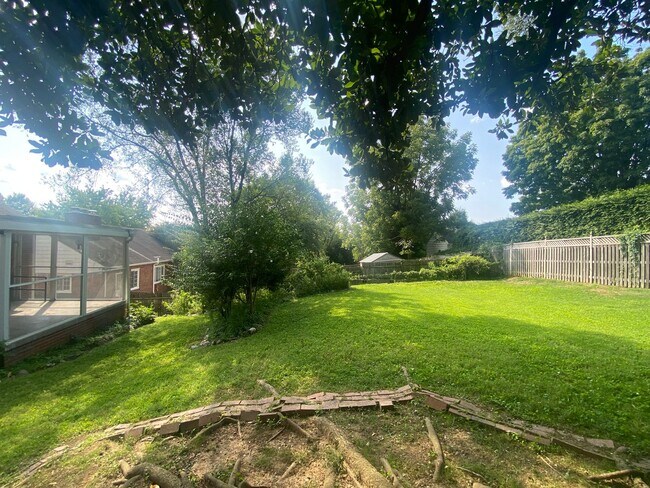 Building Photo - NICE  3BR RAMBLER CLOSE TO NIH